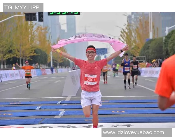 南京城市马拉松精彩回顾：滑板队展现实力与团队精神